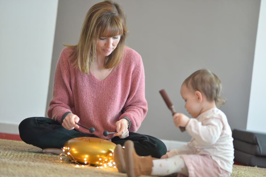 Caroline et un enfant participent à un atelier bien être