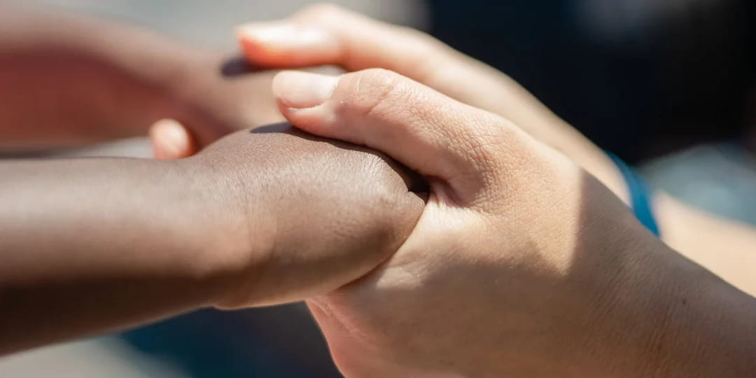 Parents et enfant se tiennent les mains lors d'un atelier bien être