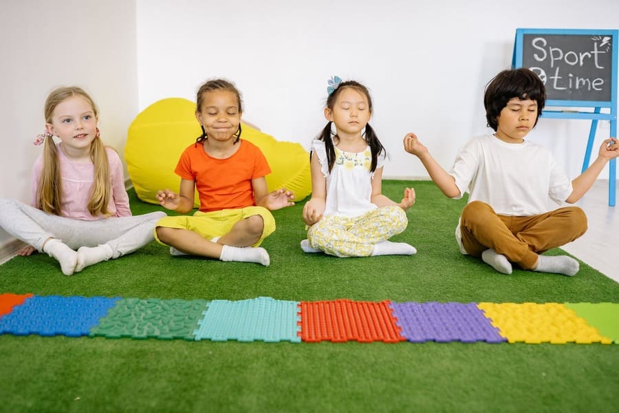 Groupe d'enfant de à à 12 ans particpent à un atelier bien être